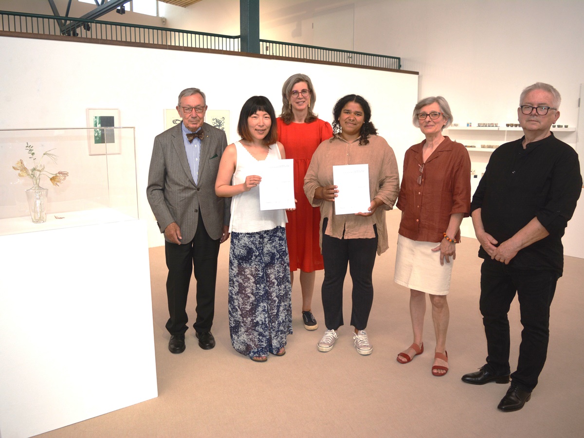 Zwei Knstlerinnen durften sich ber den August Mller-Preis in Hhr-Grenzhausen freuen (Foto: Wolfgang Rabsch)