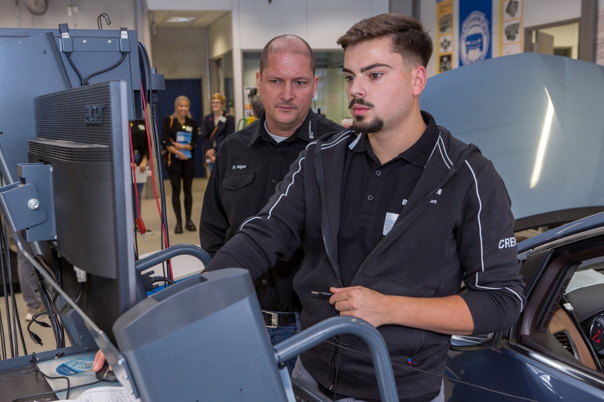 Bei der Deutschen Meisterschaft im Handwerk messen sich die besten jungen Gesellen ihres Fachs, wie hier Kfz-Mechatroniker Maximilian Scheffler aus dem Bezirk der Handwerkskammer Koblenz im vergangenen Jahr. (Foto: Photo-Herzmann)