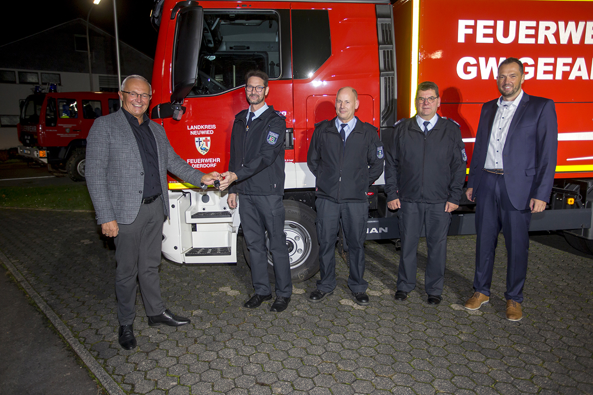 Landrat Achim Hallerbach bergibt die Fahrzeugschlssel des neuen Gertewagen Gefahrgut an Wehrfhrer Holger Schneider im Beisein seines Stellvertreters Eckard Gerhards, Wehrleiter Andreas Schmidt und Brgermeister Manuel Seiler (von links).