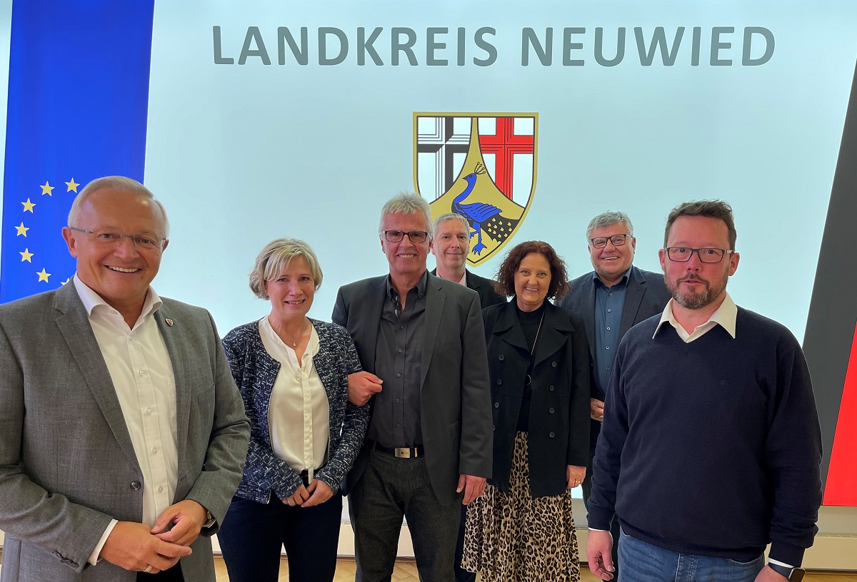 Von links: Landrat Achim Hallerbach, Ursula und Manfred Rasbach, Nachfolger Bernd Mohr, Personalratsvorsitzende Birgit Eisenhuth, Beigeordneter Michael Mahlert und stellvertretender Broleiter Oliver Honnef. (Foto: Kreisverwaltung Neuwied)