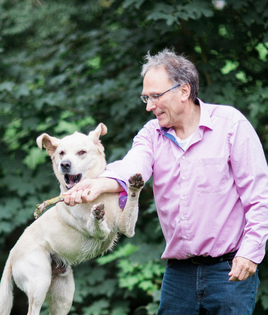 Auch wenn Dekan Wolfgang Weik in den vergangenen Jahren viel zu tun hatte: Sein Hund Max war oft mit von der Partie. Der Labrador Retriever gehrt ebenso zum scheidenden Dekan wie der groe Einsatz frs evangelische Leben im Westerwald. (Foto: Evangelisches Dekanat Westerwald) 