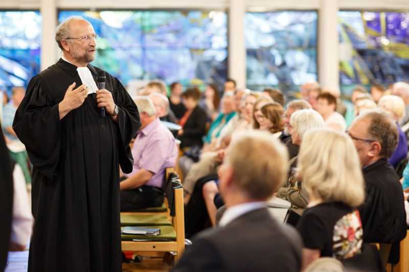 Mit einem bewegenden Gottesdienst hat sich Pfarrer Michael Dietrich aus Montabaur verabschiedet. Viele waren gekommen, um ihm adieu zu sagen. Fotos: Peter Bongard
