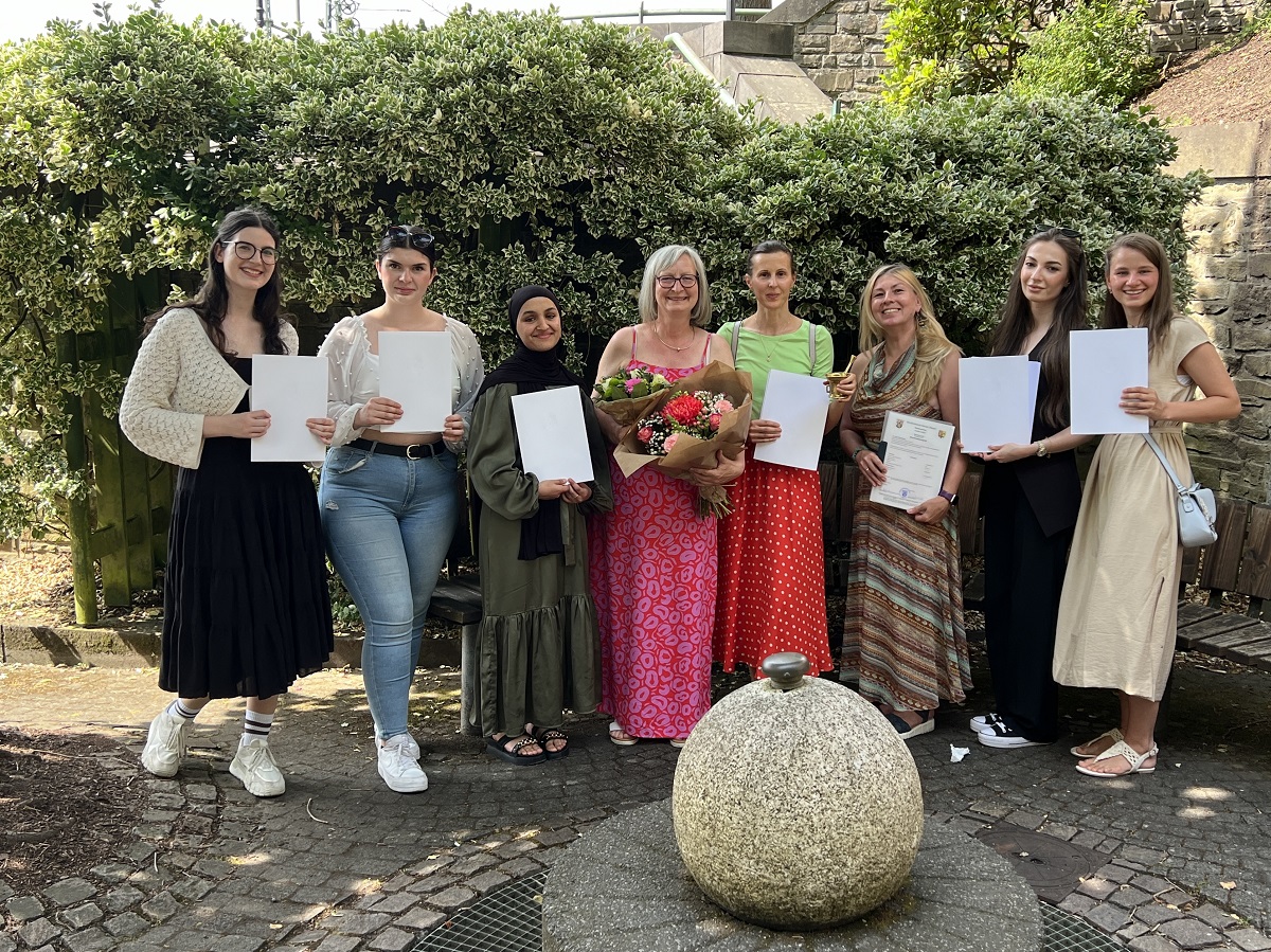 Sophia Wiens, Celina Sanna, Leonita Nimanaj, Klassenlehrerin Isabel Christmann, Amina Barar, Julia Grnendahl, Solin Alabdalla, Ksenia Isaak; es fehlt Lea Mller (Foto: privat)