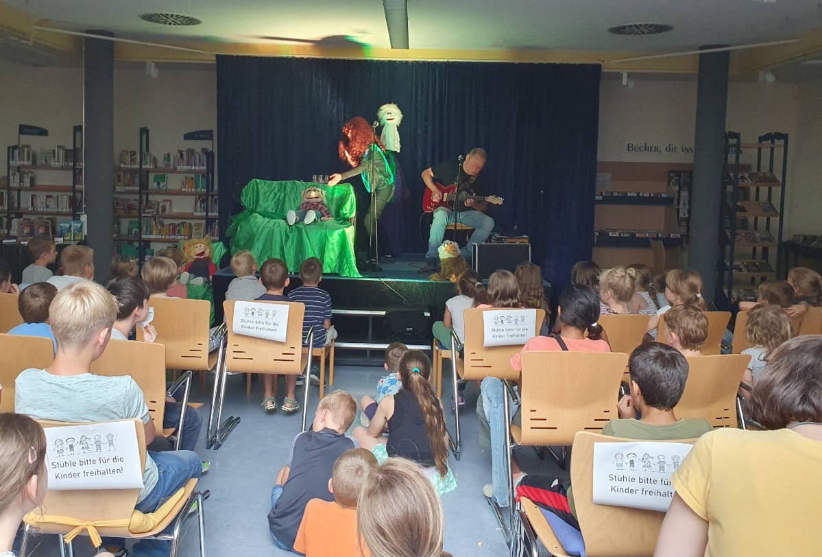 Bei der Abschlussfeier des diesjhrigen Lesesommers in der Neuwieder StadtBibliothek begeisterten Emy und Bert ihr junges Publikum mit einer musikalischen Auffhrung der "Zauberuhr". (Foto: Volker Trmper)