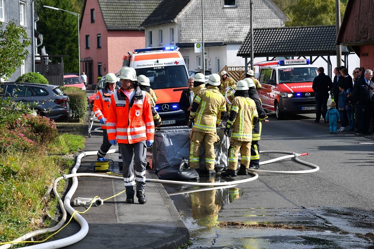 Feuerwehren lschen Brand in Kindertagessttte und Garage im Rahmen ihrer Abschlussbung