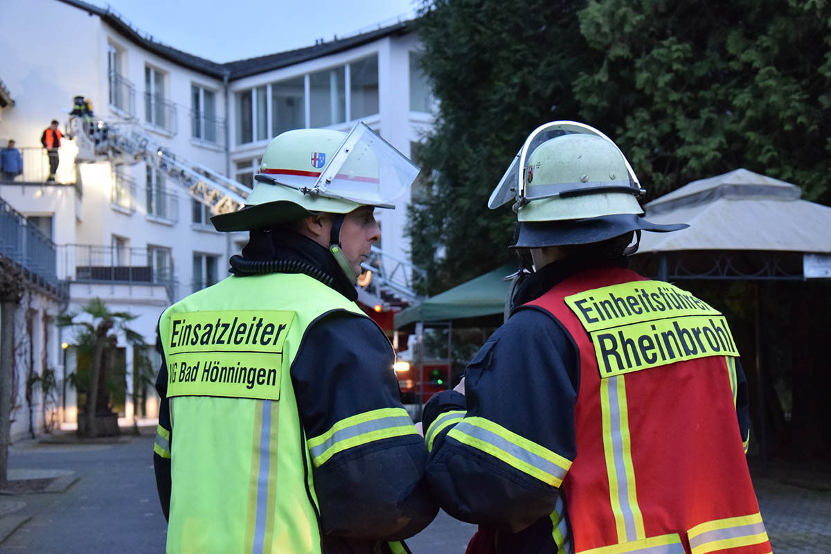 Wehrleiter Michael Scharrenbach stimmt sich mit dem Einheitsfhrer Rheinbrohl zu den weiteren Einsatzmanahmen ab. Im Hintergrund luft eine Rettung ber die Drehleiter. Fotos M.Lemgen FW VG Bad Hnningen