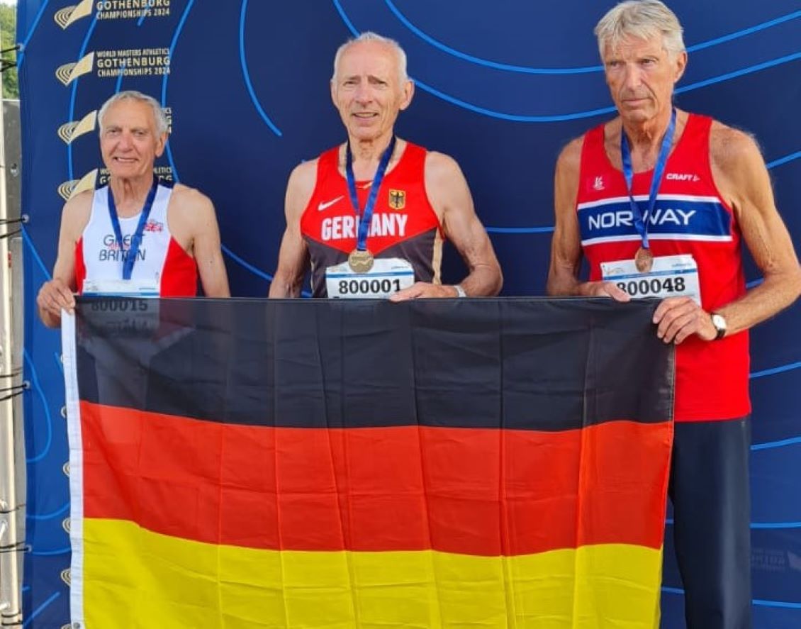 Der Knig der M-80-Sprinter in Gteborg: Friedhelm Adorf war ber 200 Meter nicht von Allan Long (links) und Erik Wagner-Larsen  zu schlagen. (Foto: privat)    