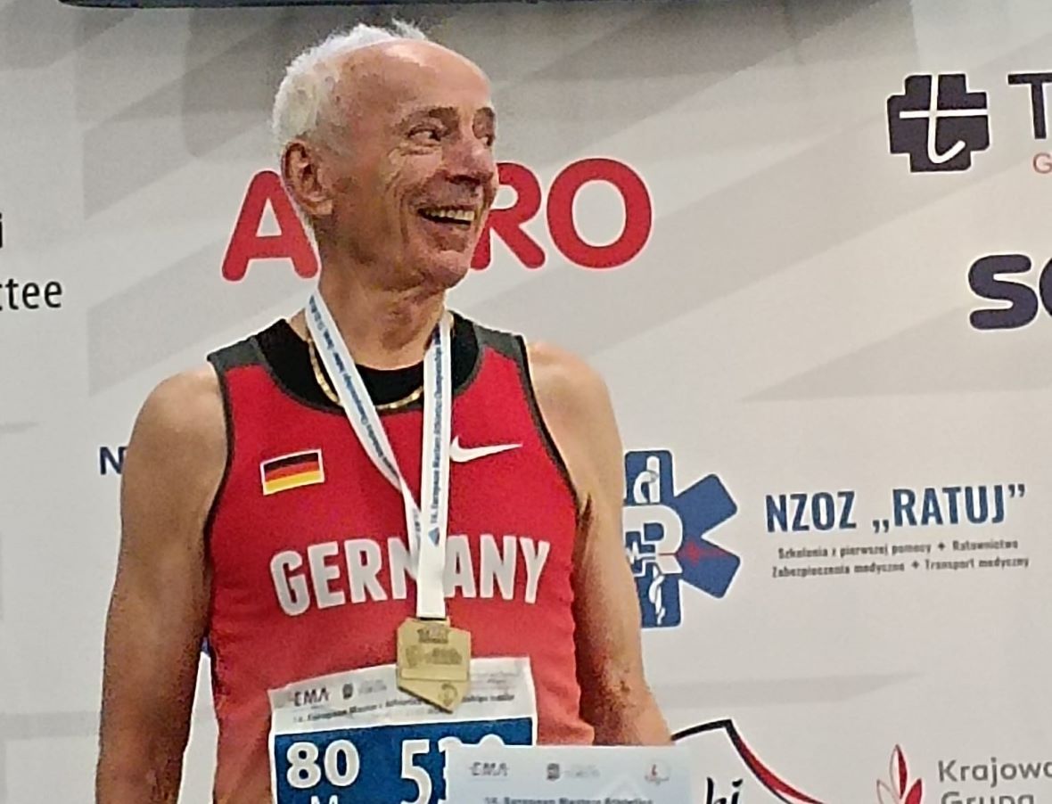 Der erste Streich in Torun: Friedhelm Adorf freut sich ber Gold nach dem Sprint ber 60 Meter. (Foto: privat) 