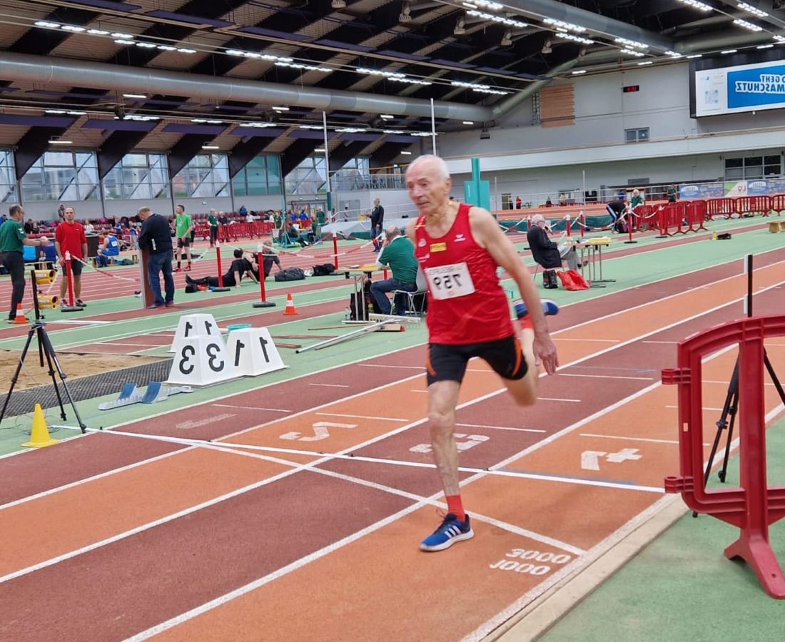 Zieleinlauf ber 200 Meter in Dsseldorf: Friedhelm Adorf ist in normalen Sportschuhen unterwegs. (Foto: privat)