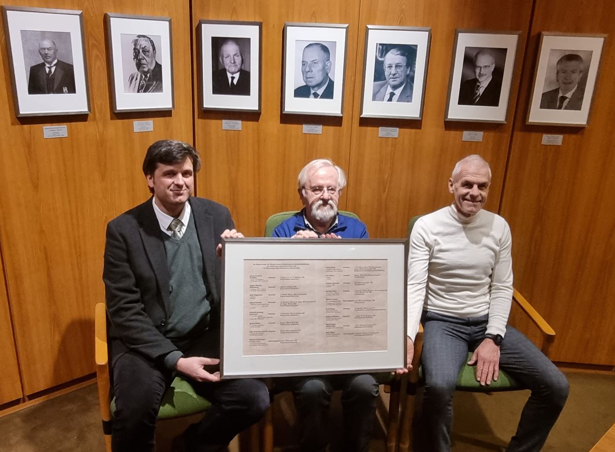 Sie vertieften sich in die Gebietskrperschaften mit Sitz in Altenkirchen (von links): Jacek Swiderski, Dr. Eberhard Blohm und Fred Jngerich. (Foto: vh) 