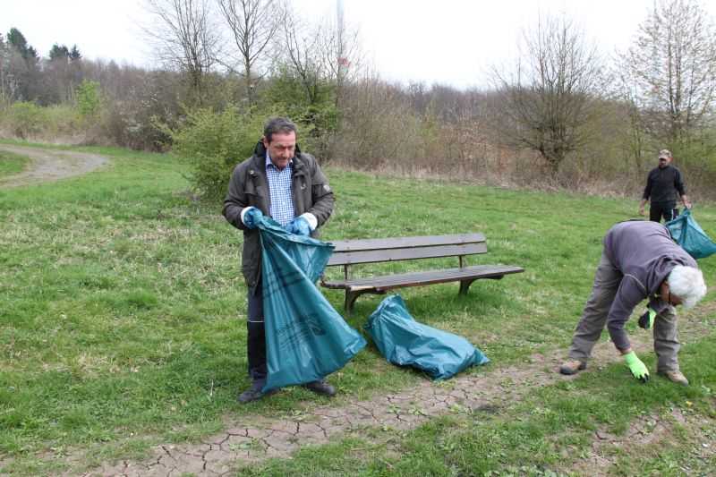 Landrat Achim Schwickert selbst packte auf Einladung der Ortsbrgermeisterin Claudia Schmidt in diesem Jahr in Girkenroth mit an und befreite mit vielen Helfern die Umwelt von Unrat und Mll. Foto: Pressestelle der Kreisverwaltung