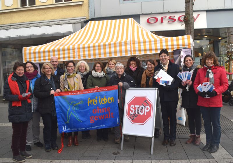 Die Standbesetzungen in der Neuwieder Innenstadt mit Brgermeister Michael Mang. Fotos: privat