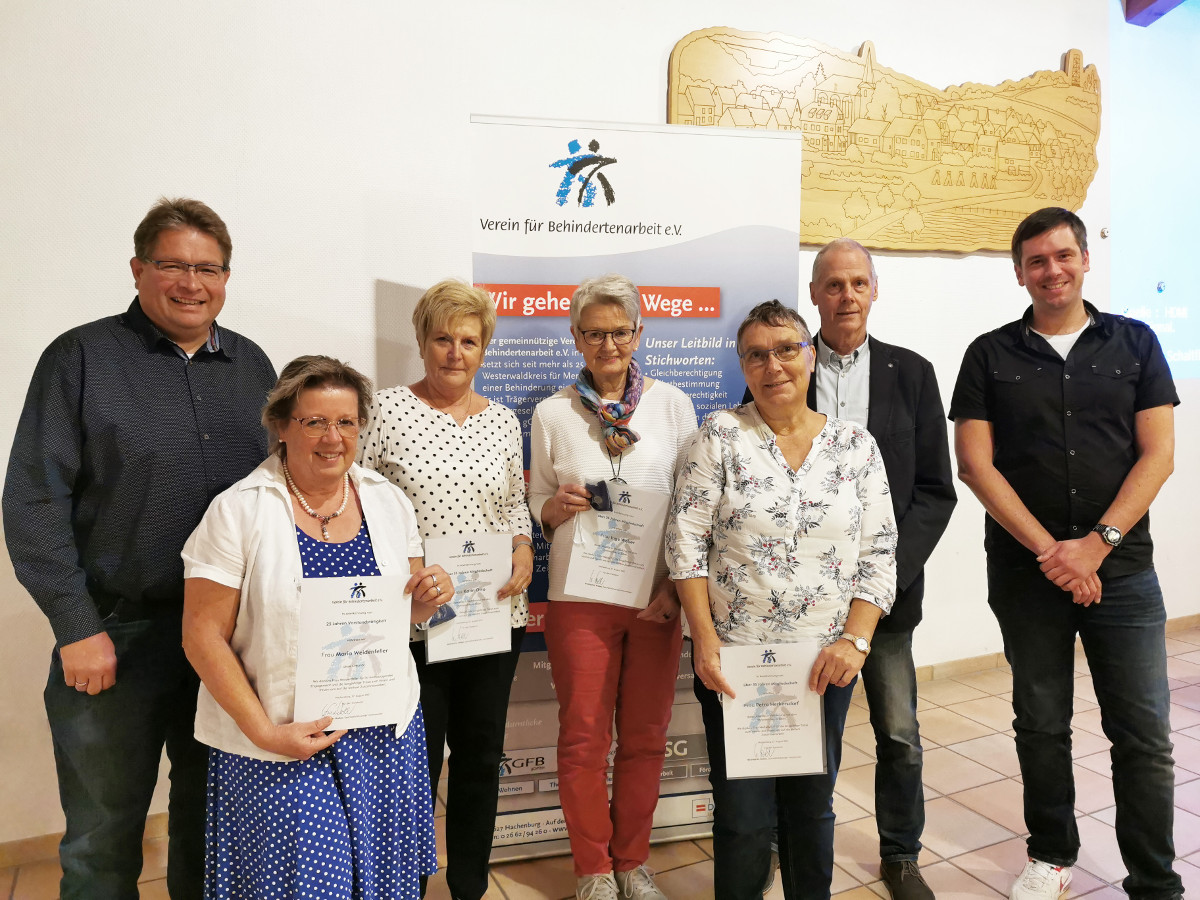 Von links: Hubertus Schneider, Maria Weidenfeller, Karin Otto, Inge Weber, Petra Herkersdorf, Winfried W. Weber, Christoph Hannappel. (Foto: Romaray Vogel)
