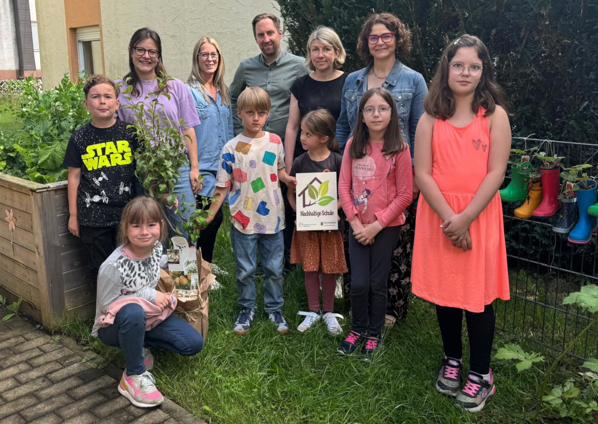 Die Verbandsgemeinde Hachenburg gratulierte der Grundschule Alpenrod zur Auszeichnung als Nachhaltige Schule. (Foto: VG Hachenburg, das Einverstndnis der Eltern wurde eingeholt)