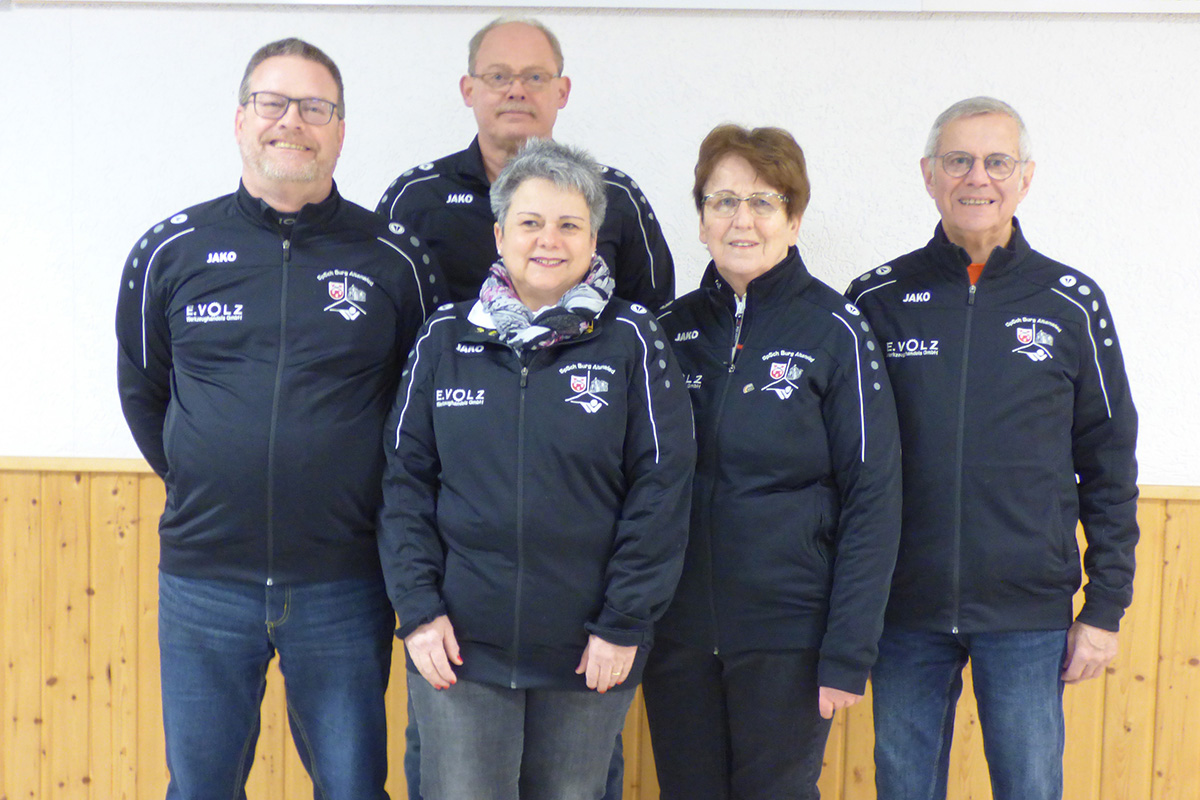 Die erfolgreichen Rundenwettkampf-Schtzen-Teilnehmer des Vereins Sportschtzen Burg Altenwied auf ihrem Schiestand in Strauscheid mit (v.l.) Mike Vogl, Heribert Lodde und Hanspeter Wester. Vorne Iris Zwick und Christa Sterzer. Foto: Hans Hartenfels