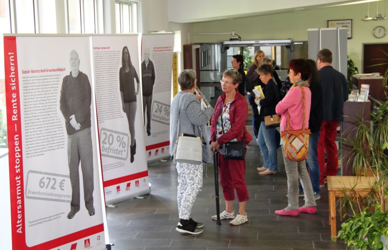 Engagierte Gesprche zwischen den Besucherinnen der Informationsveranstaltung Armut im Alter - weiblich?! der Westerwlder Frauenverbnde im Kreishaus. Foto: Pressestelle der Kreisverwaltung