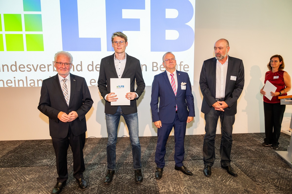 LFB-Prsident Dr.-Ing. Horst Lenz (links) und die Vizeprsidenten Dr. Thomas Seither (rechts) sowie Dr. Gnther Matheis (2.v.r.) gratulierten Silas Alzer Oppermann (2.v.l.) bei der Feierstunde fr die besten Auszubildenden im ZDF in Mainz.