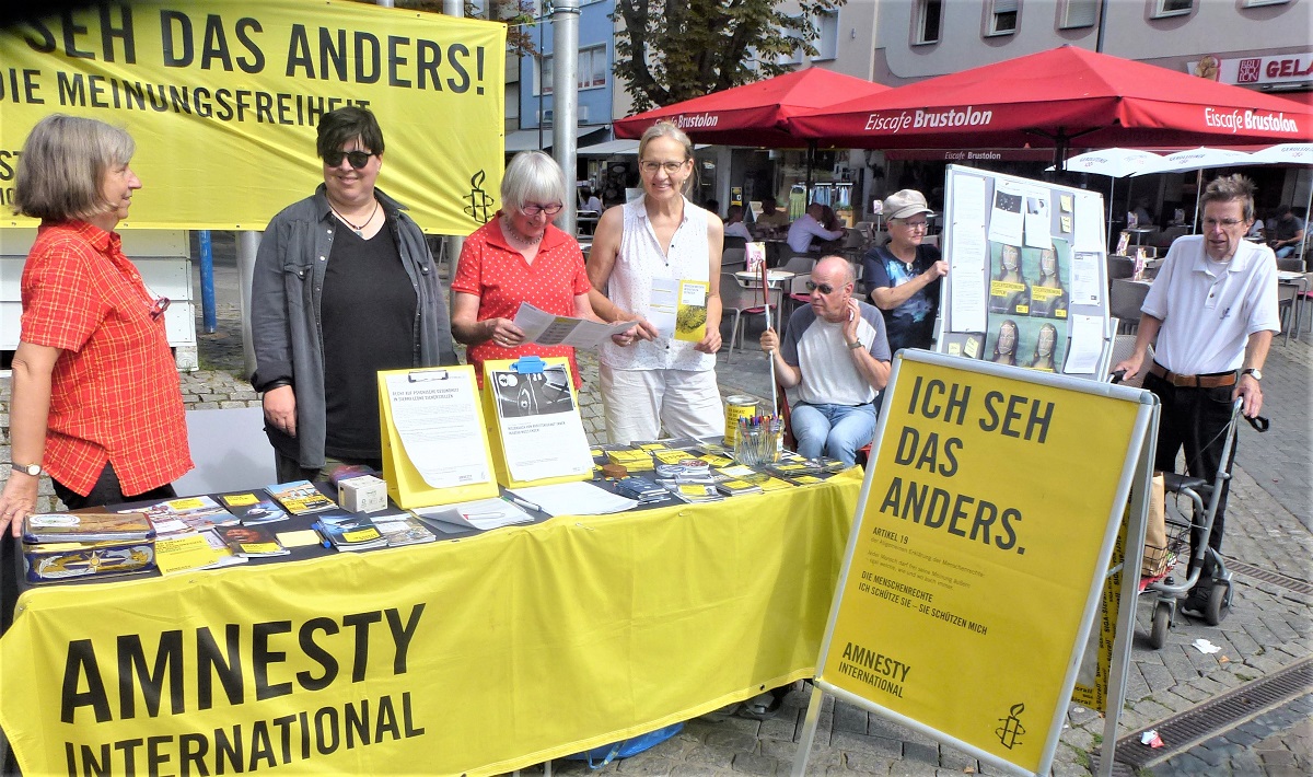 Die Neuwieder Amnesty-Gruppe wies auf die Gefahren des Internets hin. (Fotos: Jrgen Grab)