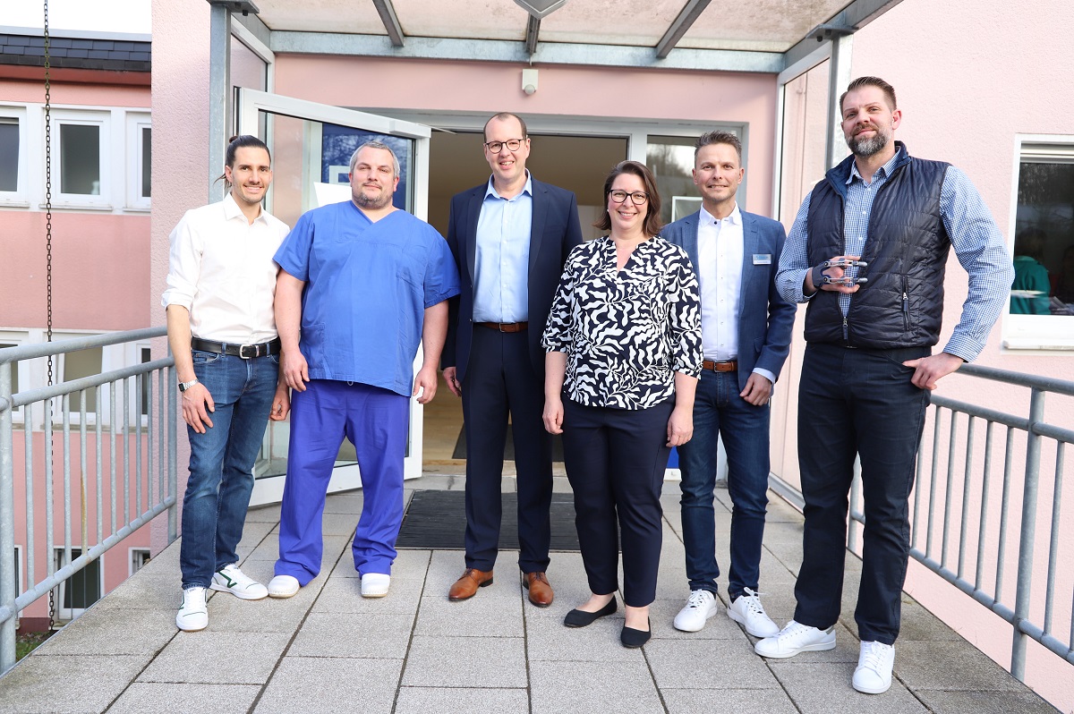 Die Referenten beim "Handforum Dreilndereck" im Siegener Diakonie Klinikum (von links): Mario Becker, Simon Bovelet, Dr. Michael Pausch, Marion Bumer und Thomas Wiesiolek sowie Kai Moeller, der nach einer Amputation seit 2019 mit einer mechanischen Handprothese zurck in seinen Beruf und Alltag gefunden hat. (Foto: Diakonie in Sdwestfalen)