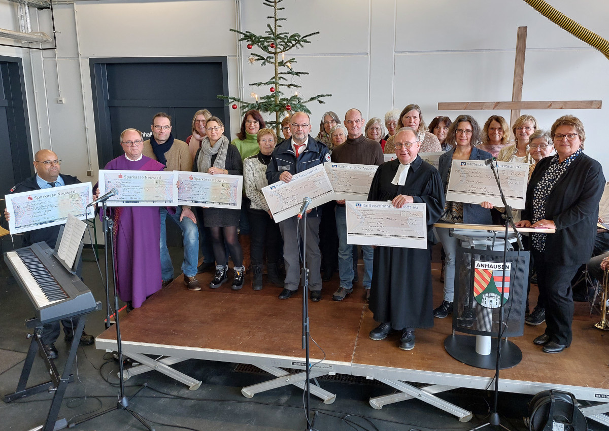 Die Agenda-Frauen haben stolze 4200 Euro bergeben. (Foto: Feuerwehr Kirchspiel Anhausen)