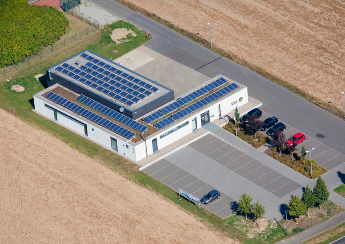 Auch auf dem Feuerwehrhaus in Anhausen gibt es eine genossenschaftliche PV-Anlage. (Foto: Wolfgang Tischler)