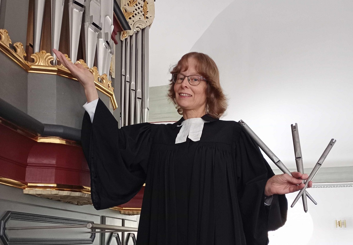 Pfarrerin und Organistin Anja Karthuser vor der Dring-Gottwald-Orgel in der Johanneskirche in Neunkirchen/WW. (Foto: Veranstalter)