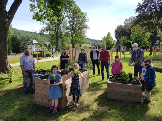 Fleiig wurden die Hochbeete bepflanzt. v.l.: Stadtbrgermeister Berno Neuhoff, Betreuerin Daniela Langenbach von der Grundschule Wissen, Susanne Gemecker (stv. Schulleiterin Franziskus Grundschule Wissen), Lukas Fuchs (Schulleiter Grundschule Wissen), Axel Niemetz und Norbert Schfer (Stadt + Natur) mit den Kindern aus den genannten Schulen. (Foto: Stadt Wissen)