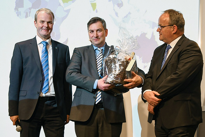 Konrad Breul (links) und Martin Leis (rechts) begrten Markus Grne in der Wiedparkhalle Neustadt: Foto: Raiffeisenbank Neustadt