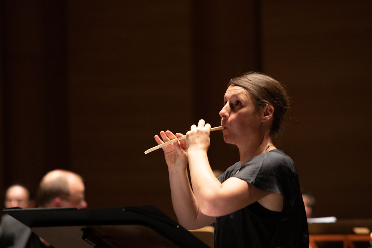 Die Fltistin Anna Friederike Potengowski spielt auf dem Nachbau einer altsteinzeitlichen Knochenflte (Foto: Anna Friederike Potengowski)