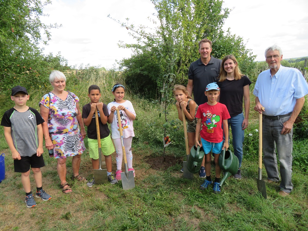 Von links nach rechts: Kinder der Garten AG der Waldschule Horressen pflanzten im Schulgarten den BUND-Jubilumsbaum gemeinsam mit Monika Arnold, Stefan Gleich; Jasmin Surges und Michael Musil. (Foto: BUND Westerwald)