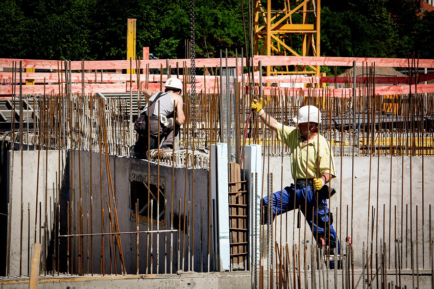 Alle Hnde voll zu tun: Trotz Corona verzeichnet die Baubranche volle Auftragsbcher und solide Umstze. Jetzt profitieren auch die Handwerker. Im April ist der Mindestlohn fr Maurer & Co. gestiegen. (Foto: IG BAU)