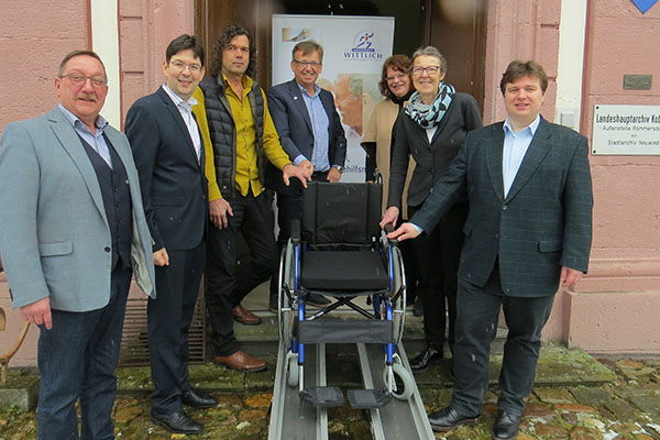 (von links): Hans-Peter Schmitz, Leiter des Amts fr Schule und Sport, Brgermeister Michael Mang, Dr. Reinhard Lahr, Vorsitzender der Stiftung Rommersdorf, Markus Wittlich, Dr. Beate Dorfey, stellvertretende Direktorin des Landeshauptarchivs, Dr. Elsbeth Andre, Direktorin des Landeshauptarchivs, und Bernd Breidenbach, der Leiter des Stadtarchivs Rommersdorf. Foto: Stadt Neuwied