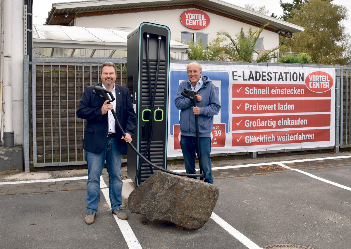 Michael Christ, Brgermeister Verbandsgemeinde Asbach (links), und Dr. Jrgen Mertens, Geschftsfhrer Vorteil Center, freuen sich ber das neue Angebot fr Besitzer von E-Autos. (Foto: VG-Asbach, Petra Weienfels)