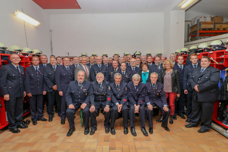 Die Feuerwehren der VG Asbach konnten zahlreiche Mitglieder ehren und befrdern. Foto: Privat