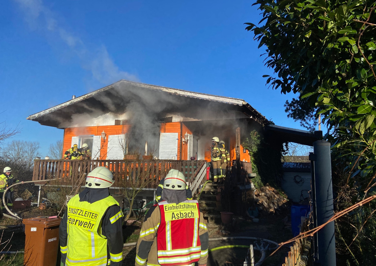 AKTUALISIERT - Brand in Asbach-Lhe: Wohnhaus stand in Flammen