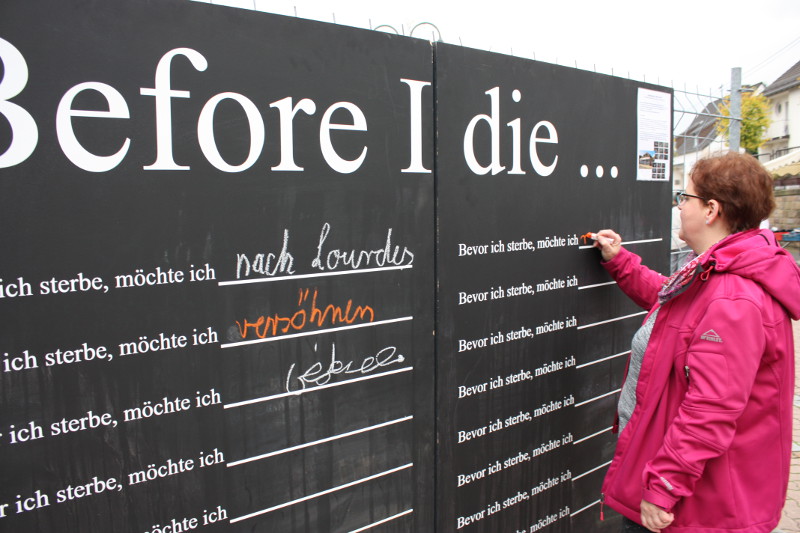 In Asbach nutzten Besucher des Marktes, an der Mitmachaktion Before I die teilzunehmen und sich ber die Hospizarbeit im Kreis Neuwied zu informieren. Foto: Beate Christ
