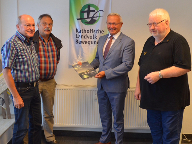 Zu einem intensiven und konstruktiven Meinungsaustausch trafen sich die Reprsentanten der KLB Katholischen Landvolkbewegung mit dem neuen Landrat des Kreises Neuwied, Achim Hallerbach. Foto: KV Neuwied