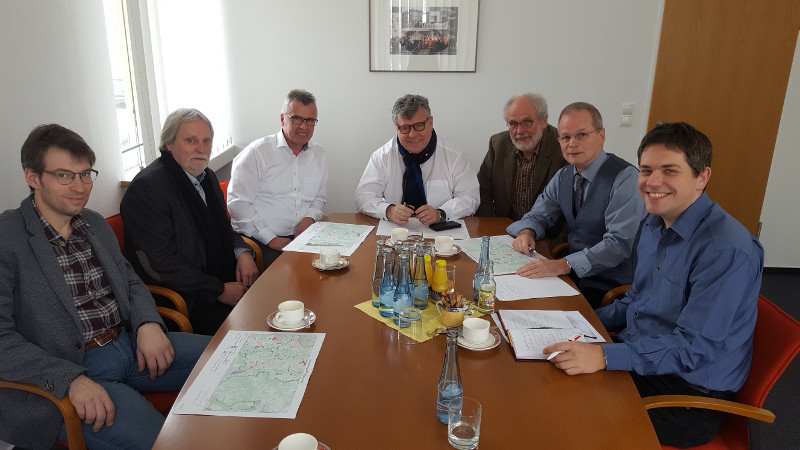 Die Kommunalpolitiker aus dem Asbacher Land informieren sich aus erster Hand: Marcus Bungarten, Neustadt, Gnter Behr VG Asbach, Manfred Rasbach Stabsstelle Digitalisierung, Kreisbeigeordneter Michael Mahlert, Fraktionsvorsitzender Jrgen Jonas , Dr. Thomas Stumpf, Windhagen und Arno Jokisch, Buchholz (von links). Foto: Privat