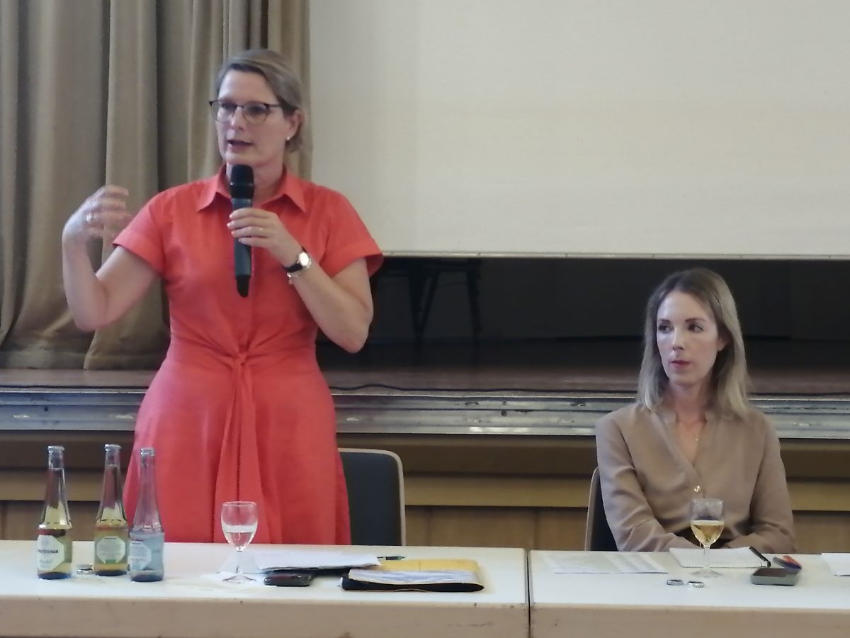 Ministerin Dr. Stefanie Hubig war stark gefordert bei der Zusammenkunft in Asbach auf Einladung von MdL Ellen Demuth (rechts). (Foto: vh)