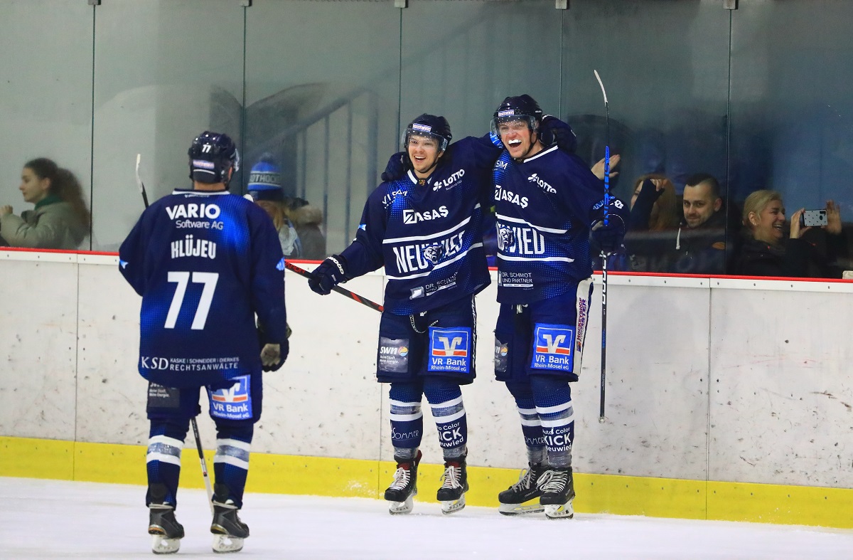 Zwei Spiele, vier Tore: Das Viertelfinale gegen Neuss ist die Serie von Bjrn Asbach (Zweiter von rechts). (Foto: EHC Neuwied)