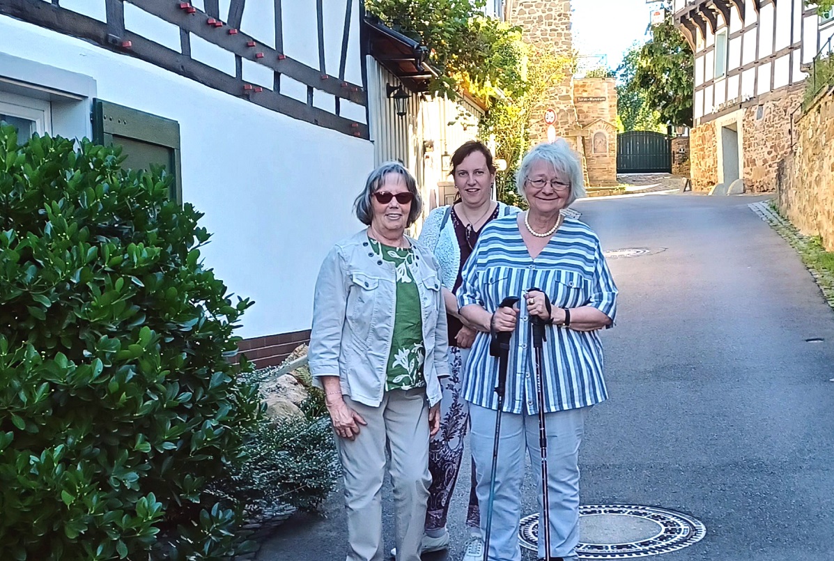 Mitarbeiter aus der DRK-Kleiderkammer besuchten historische Stadt im Siegtal