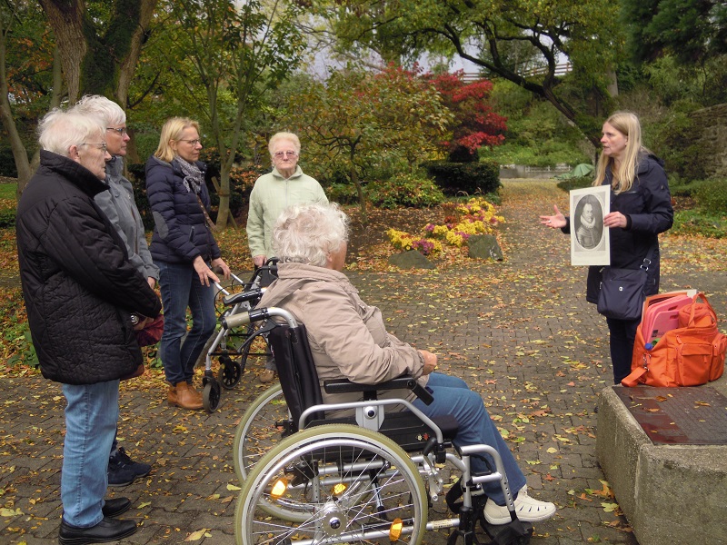 Mit der Stadtfhrerin Katrin Bckmann (rechts) machten Gste der Tagespflege Sonnenblume und Begleitpersonen eine Fhrung speziell fr dementiell vernderte Menschen. (Foto: privat)