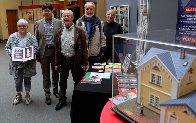 Von links: Grabpatin Ema Wrsch, Brgermeister Michael Mang und die drei mageblich fr die unterschiedlichen Aktionen auf dem Alten Friedhof Verantwortlichen: Horst Ueding, Hans-Joachim Feix und K.D. Boden. Foto: Stadt Neuwied