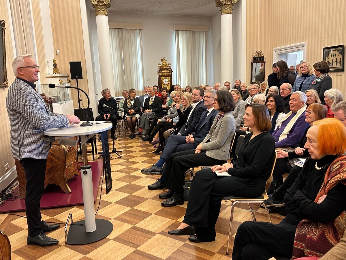 Groen Zuspruch erhielt bereits die Erffnung der Jahreskunstausstellung 2024 im
Roentgen-Museum durch Landrat Achim Hallerbach. (Fotos: Thomas Herschbach)