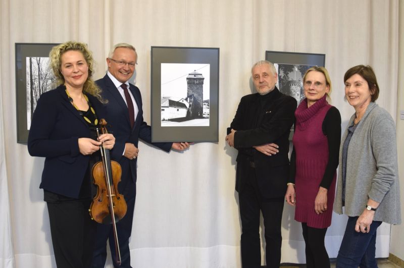 Zygmunt Gajewskis (3.v.r.) Ausstellung im Kunstflur des Kreishauses Neuwied wurde krzlich von Landrat Achim Hallerbach (2.v.l.) erffnet. ber das Werk des Knstlers sprach die Kunsthistorikerin Dr. Denise Steger (2.v.r.) aus Linz am Rhein. Musikalisch begleitet wurde die Ausstellungserffnung von der Violinistin und Johanna-Lwenherz-Preistrgerin Ela Zagori (links). Rosina Kusche-Knirsch (rechts) organisierte die Ausstellung. Foto: privat