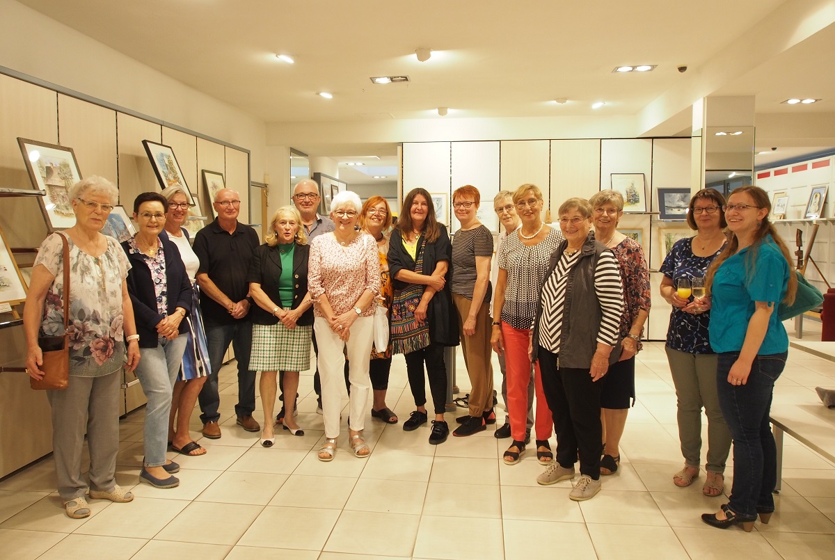 Dr. Ulrike Fuchs (5. von links) freut sich ber die vielen Kunstschaffenden, die sich an der Ausstellung beteiligt haben. (Fotos: Tatjana Steindorf)