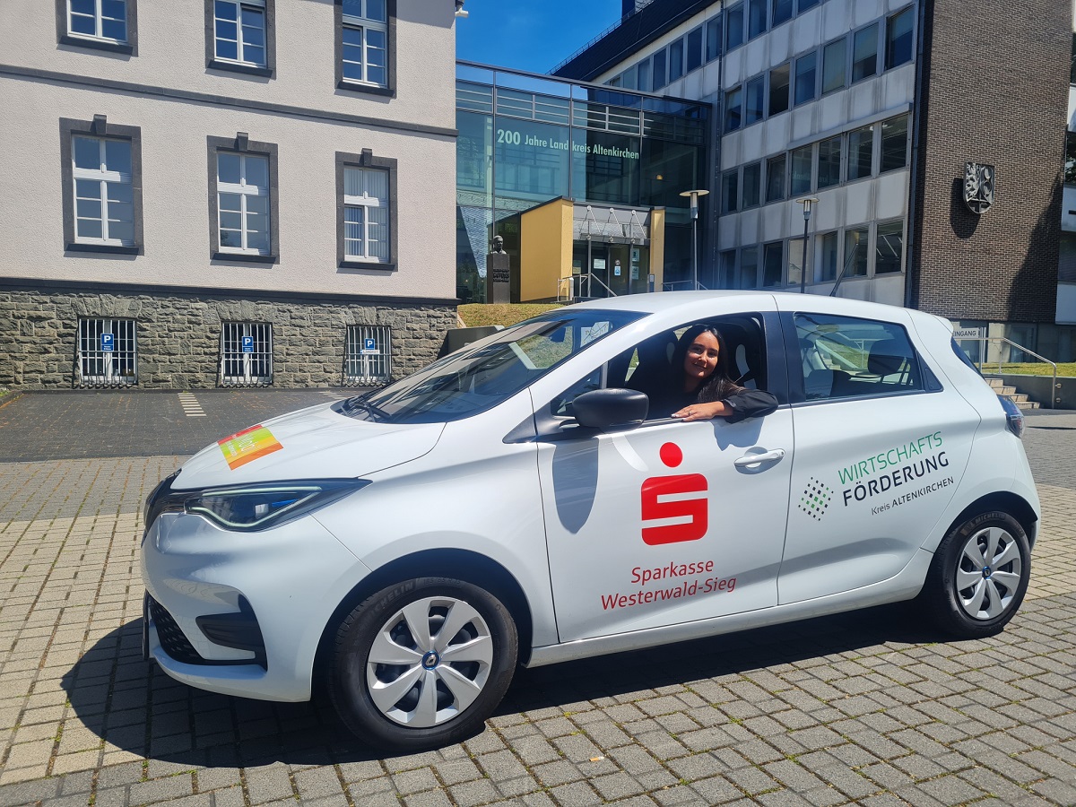 Auszubildende Ece Celik (Sparkasse Westerwald-Sieg) im "AzubiMobil" auf dem Parkplatz der Kreisverwaltung Altenkirchen. (Foto: Kreisverwaltung Altenkirchen/Thorsten Stahl)