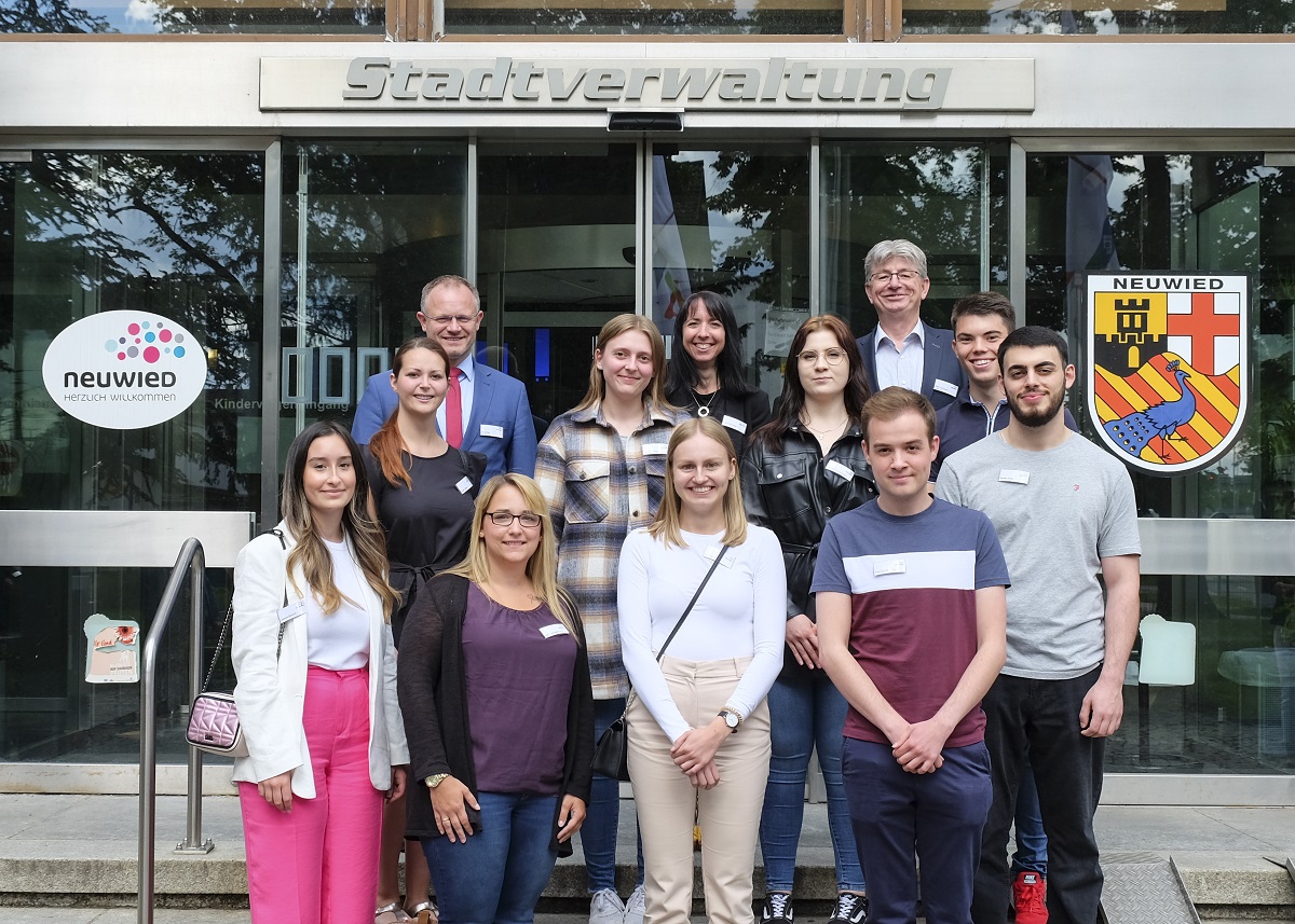 Damit die Neuen (vorne) zu Beginn ihrer Ausbildung gleich ein Netzwerk innerhalb der Stadtverwaltung aufbauen knnen, organisierte das Personalamt einen Kennenlerntag mit der Stadtspitze und denjenigen Kollegen, die fr die Auszubildenden der Stadt Neuwied eine besonders wichtige Rolle spielen werden. (Foto: Maxie Meier)