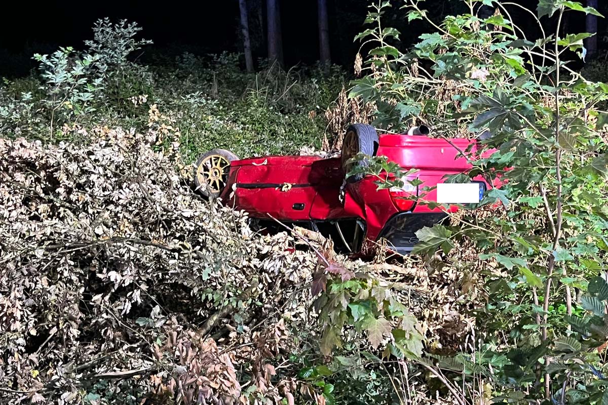 Der verunfallte PKW kam weitab der Fahrbahn auf dem Dach liegend zum Stillstand (Bilder: kk)