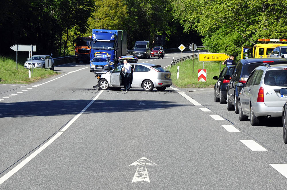 Stau nach Verkehrsunfall auf der B 256 bei Altenkirchen